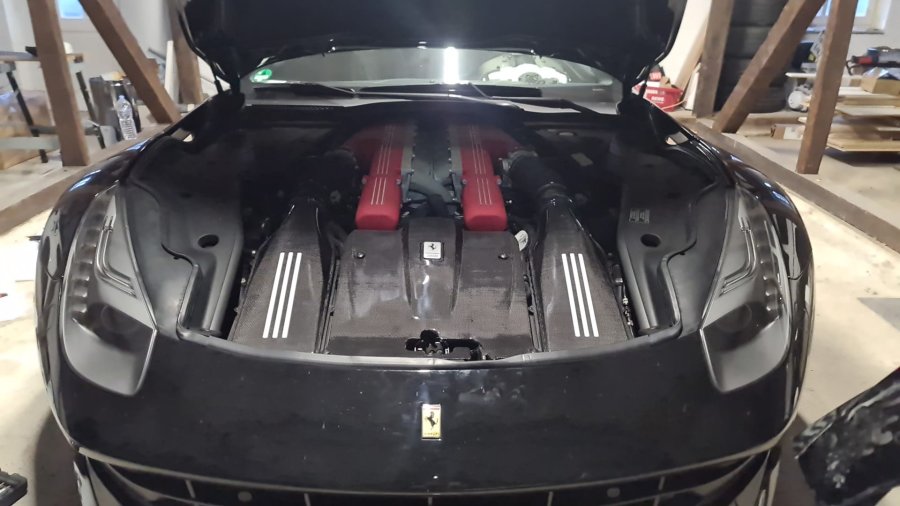 Cstar Ferrari F12 Berlinetta Luftsammler / Luftfilterkasten + MotorAbdeckung mit 1x1 Carbon beschichtet