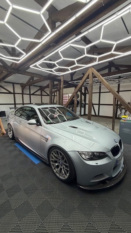 BMW M3 E92 von Carbonstar in der Werkstatt